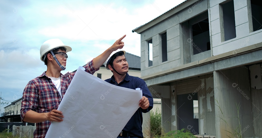 Dois engenheiros asiáticos estão planejando a construção.