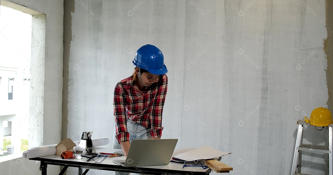 Jovem engenheiro engenheiro de construção de mulher asiática no canteiro de obras.