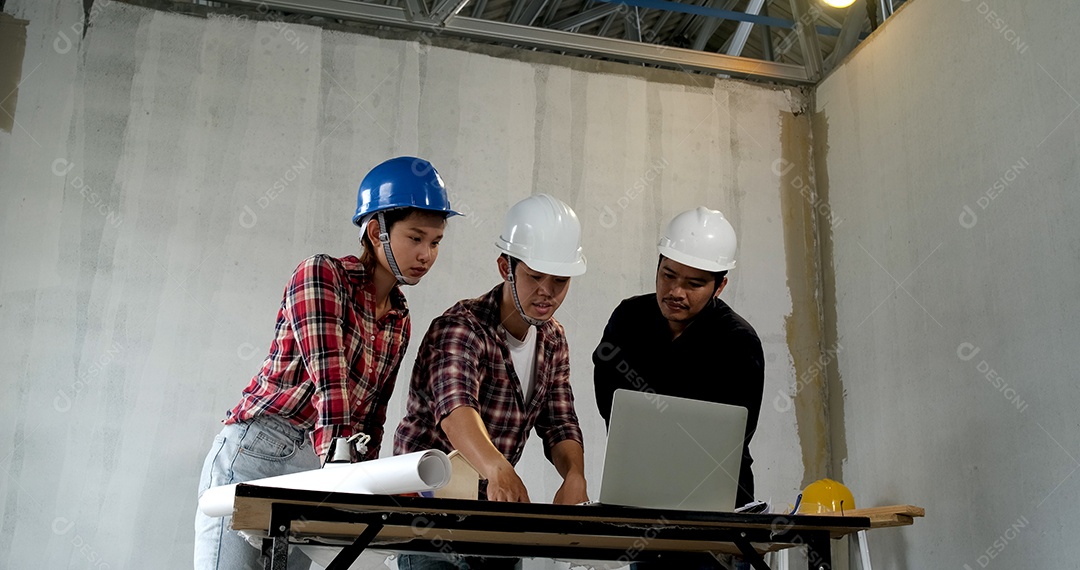 Reunião de equipe asiática de jovens engenheiros e arquitetos, planejando o projeto no laptop