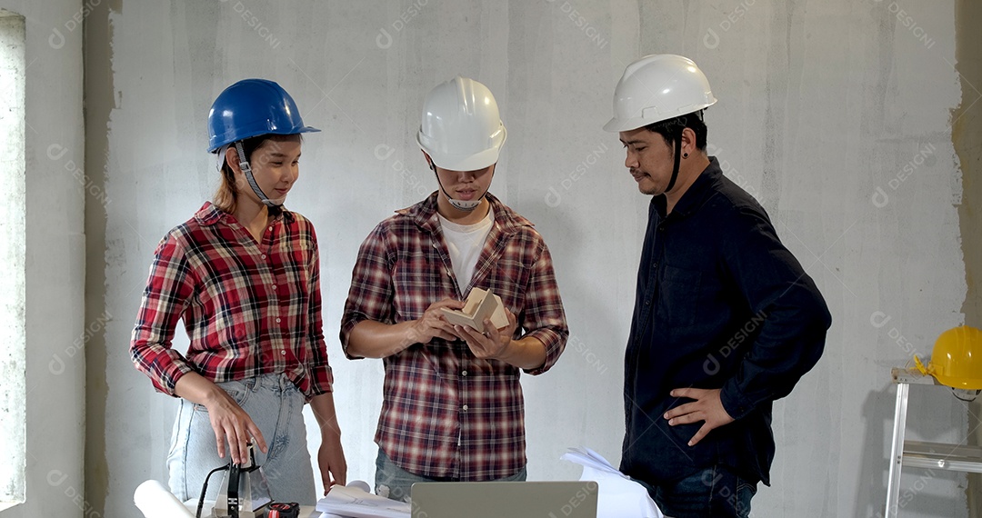 Reunião de equipe asiática de jovens engenheiros e arquitetos, planejando o projeto no laptop
