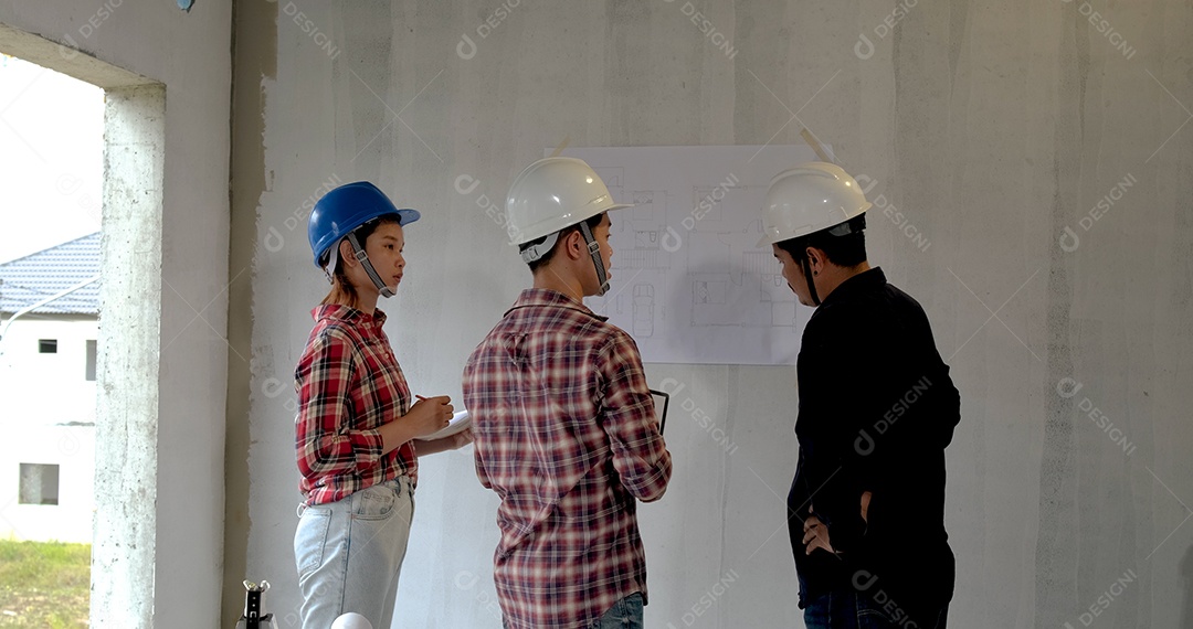 Reunião de equipe asiática de jovens engenheiros e arquitetos, planejando o projeto no laptop