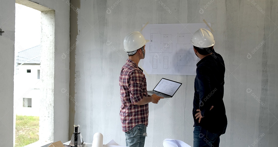 Vista traseira, dois asiáticos do engenheiro de construção do arquiteto de construção