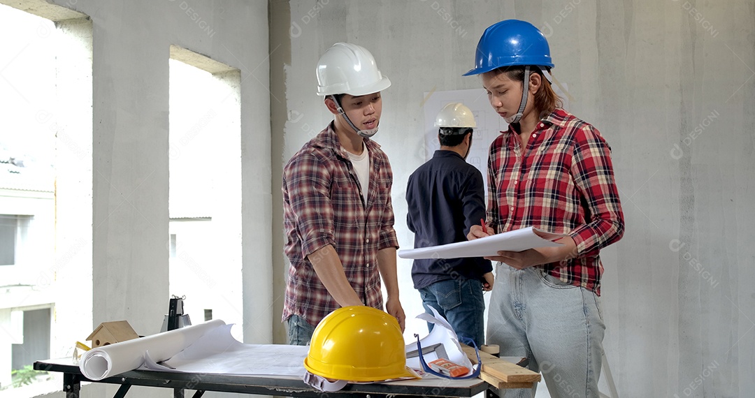 Grupo de jovens asiáticos de arquitetos de construção civil têm reuniões e debates juntos