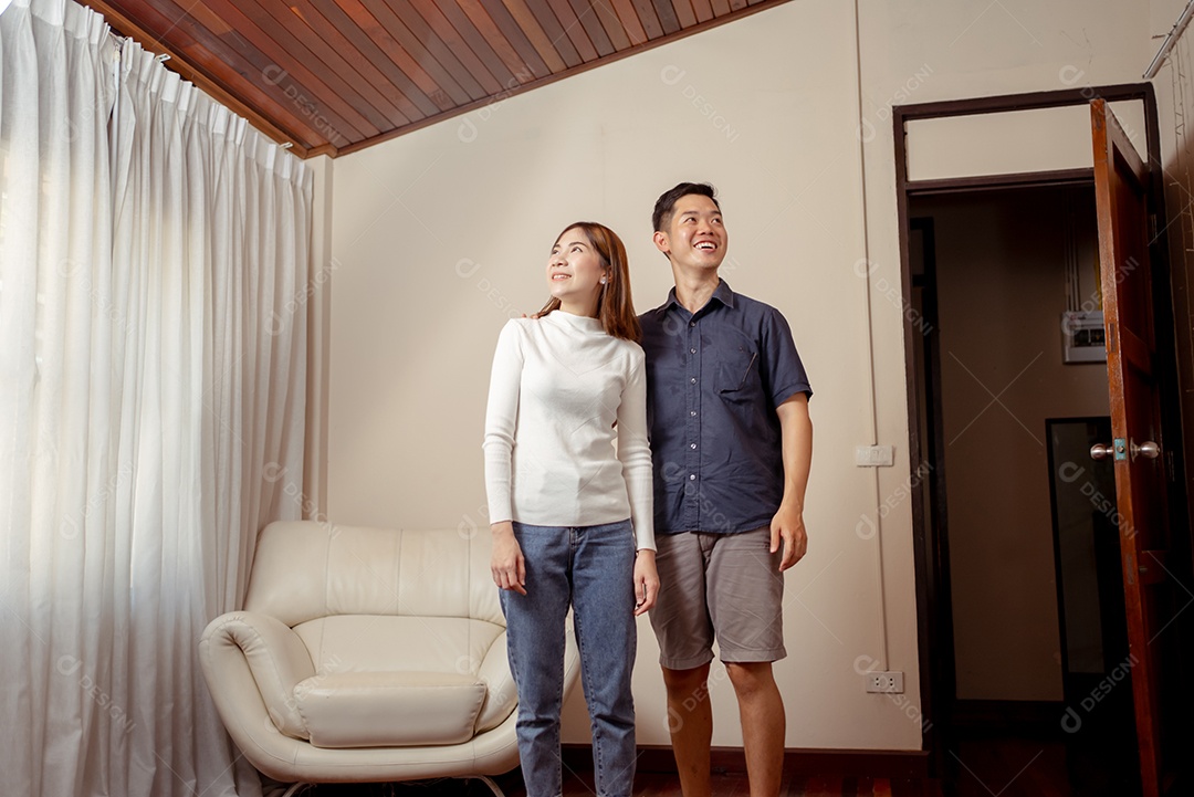 Retrato de duas pessoas, um homem asiático levando-a para a sala de estar.