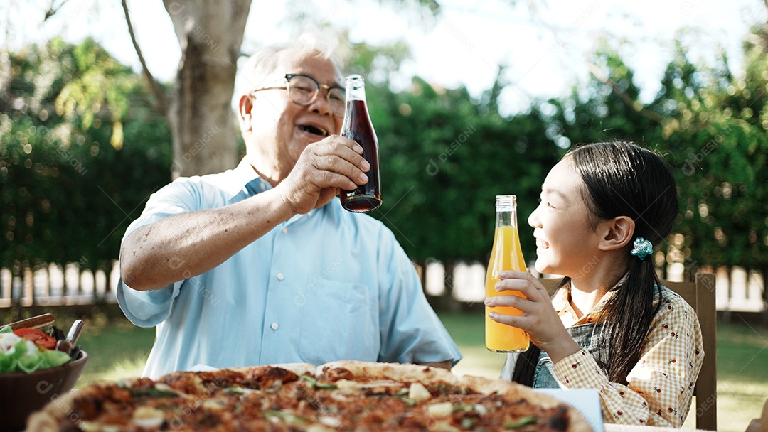 Família asiática feliz tendo um jantar festivo, família de várias gerações desfrutando de uma refeição juntos.