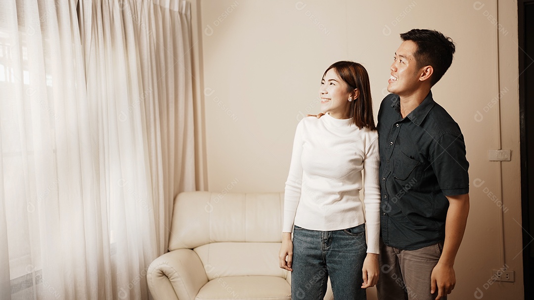 Retrato de duas pessoas, um homem asiático levando-a para a sala de estar.