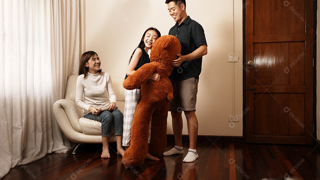 Menina asiática feliz recebendo grande brinquedo e presente de sua família.