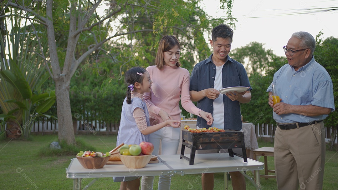 As mulheres asiáticas levam carne para grelhar no verão, festa de comida para churrasco.