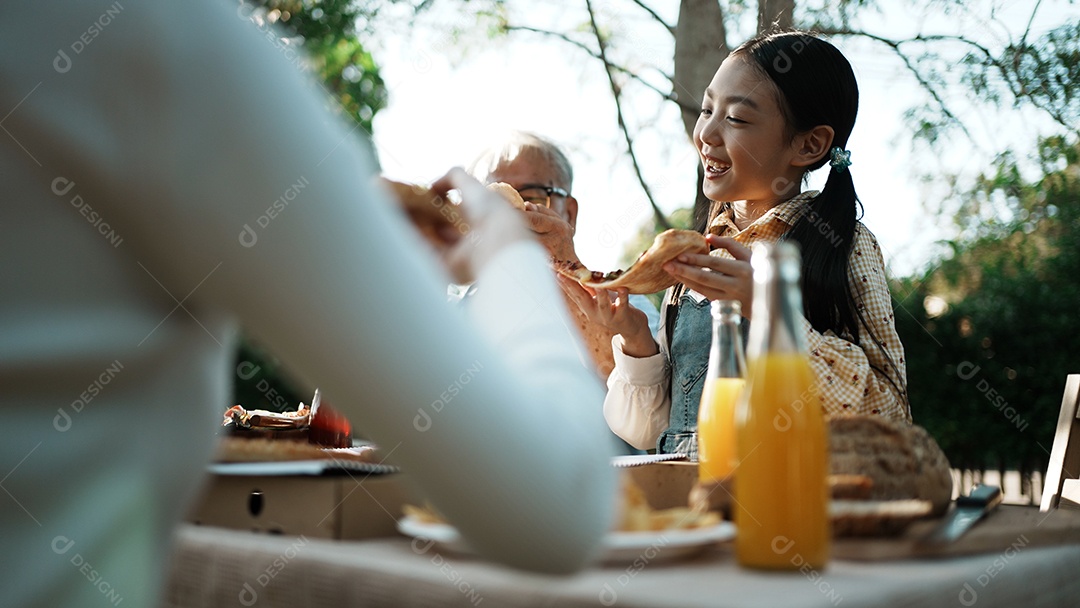 Festa de pizza de celebração familiar asiática lá fora no quintal.