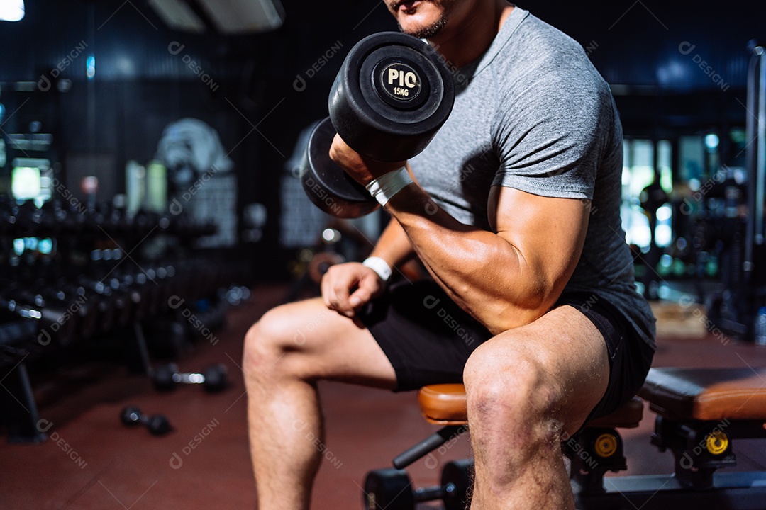 Esporte atleta homem treinamento com pesos com halteres na academia