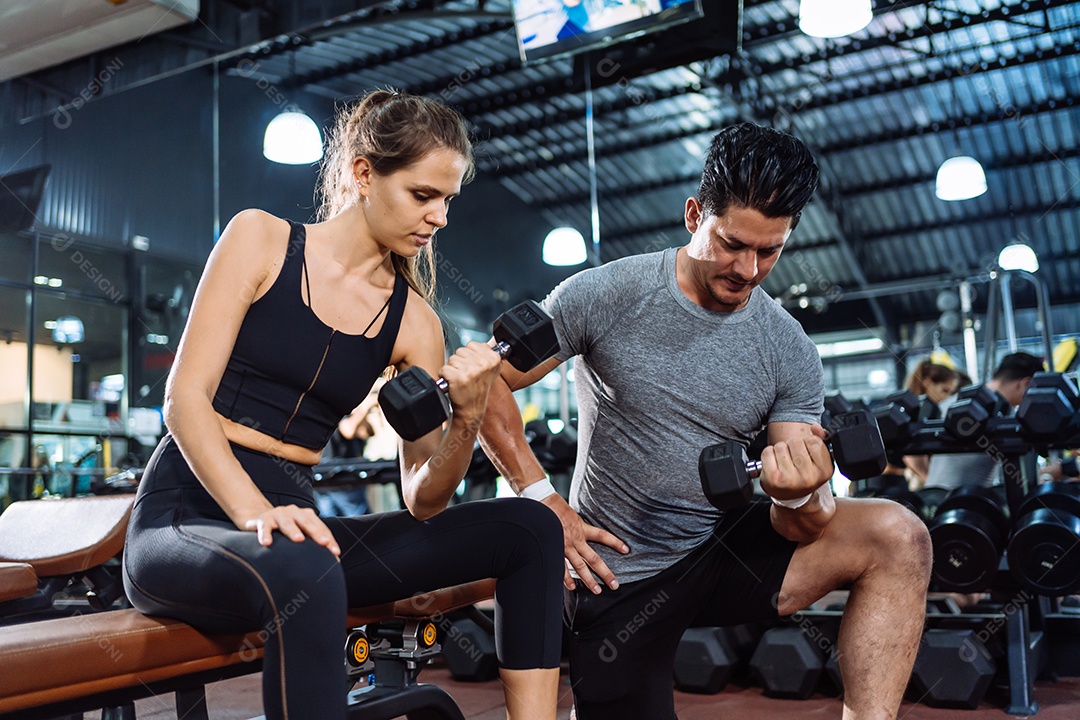 Mulher treinando com personal na academia