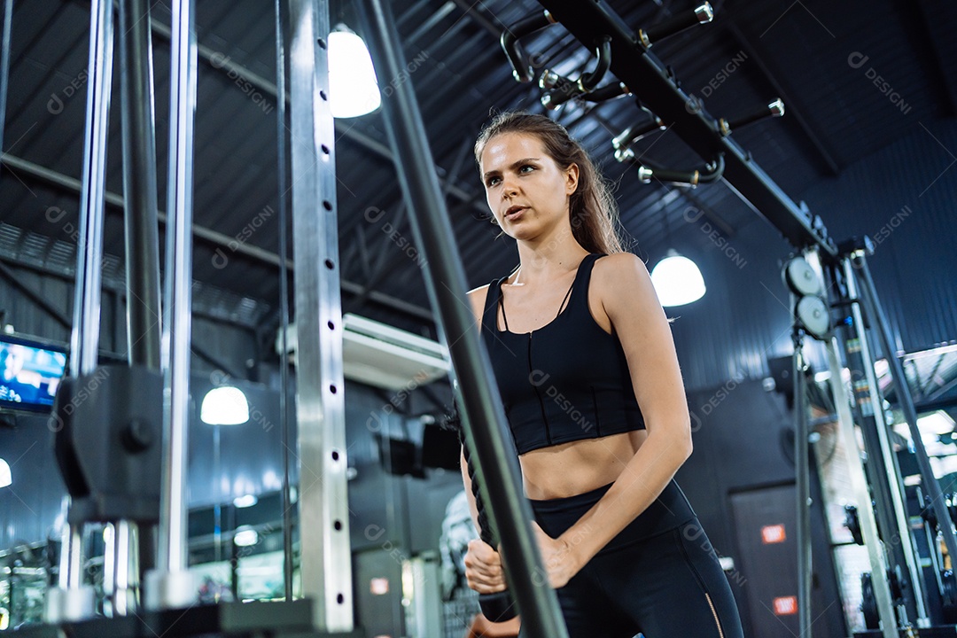 Esporte atleta mulher treino de peso com máquina de cabo no ginásio