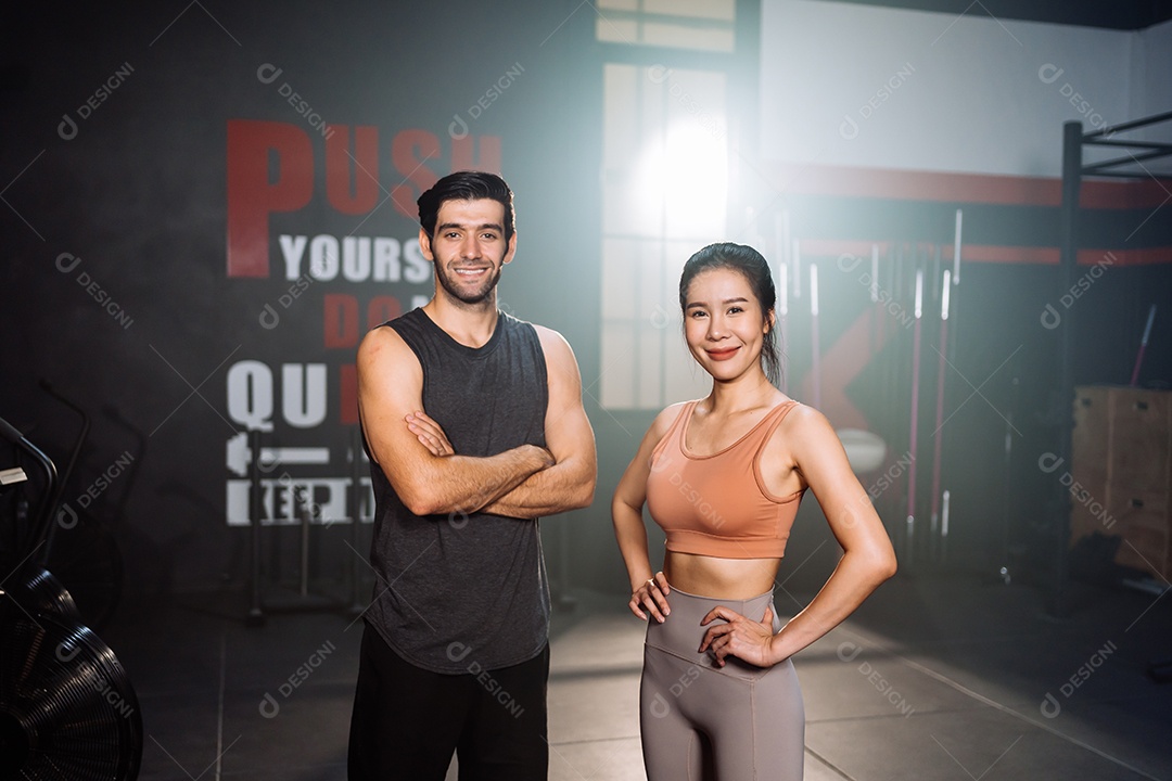 Retrato de casal sorrindo treino de exercício na musculação de estilo de vida saudável de ginásio