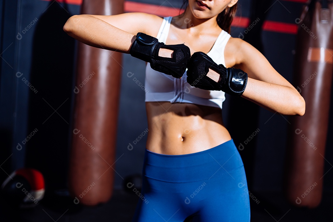 Mulher fitness no treino da academia