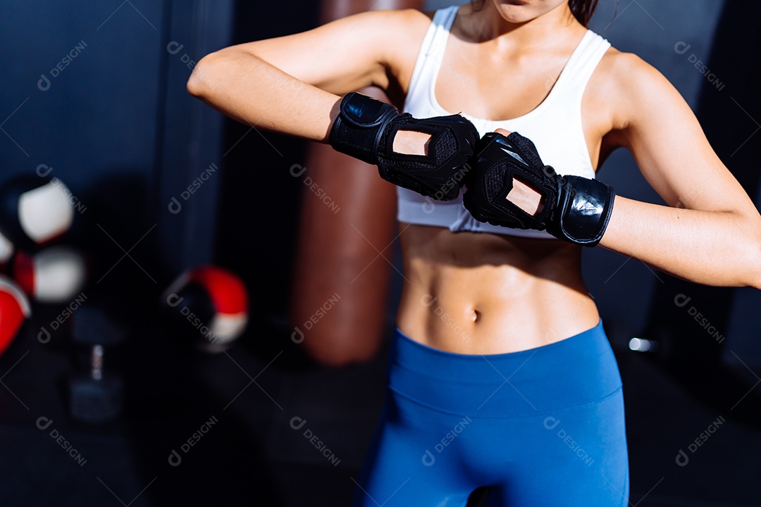 Mulher fitness no treino da academia