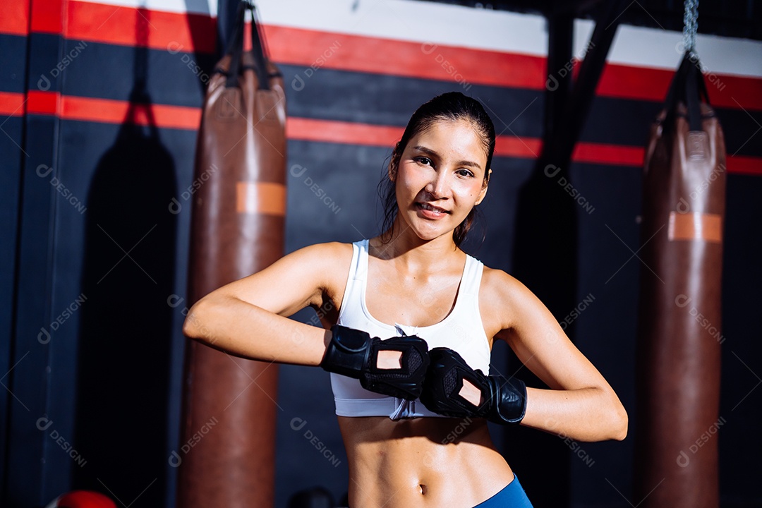 Mulher fitness no treino da academia