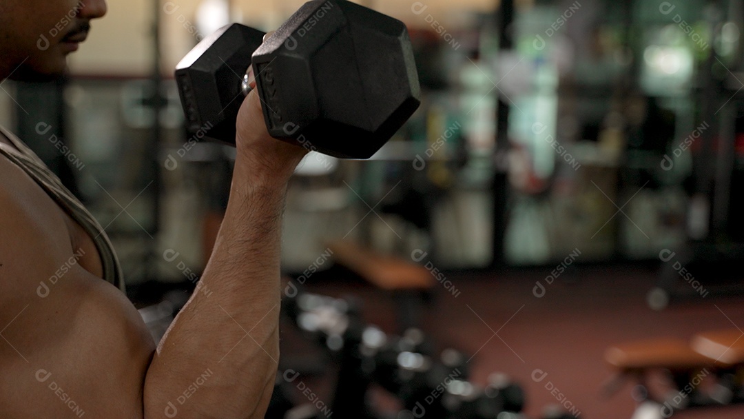 Homem atleta do esporte levantando halteres