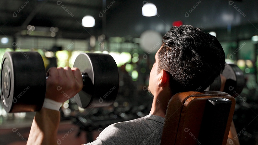 Homem atleta do esporte levantando halteres