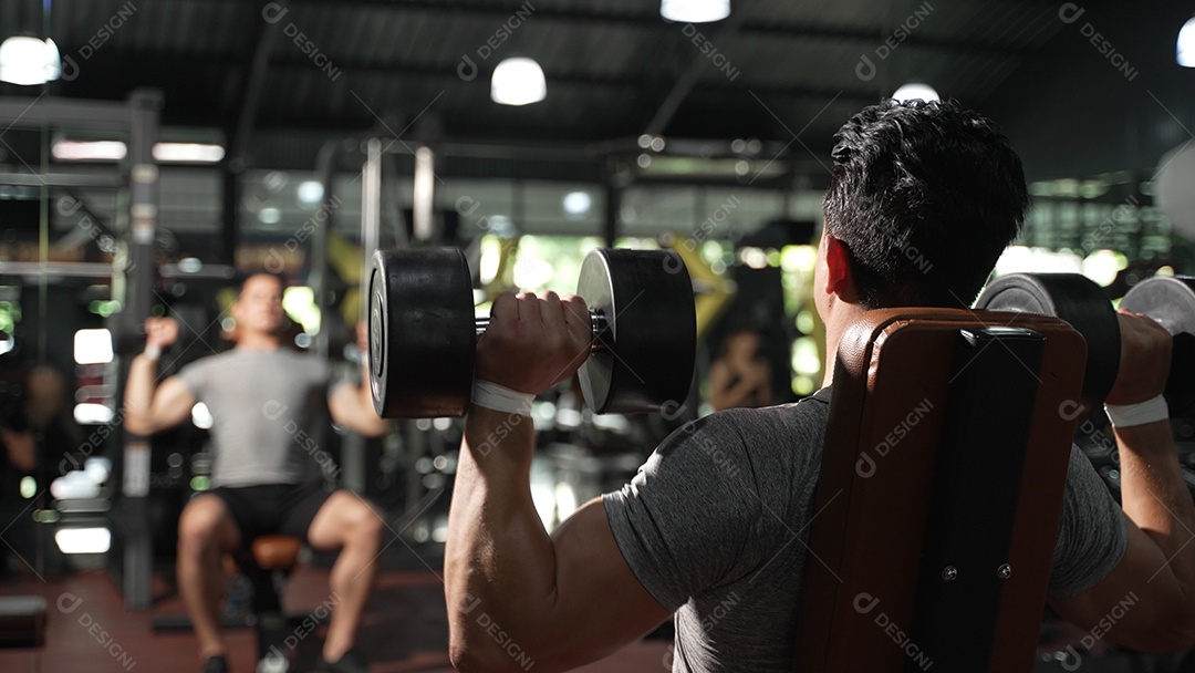 Homem atleta do esporte levantando halteres