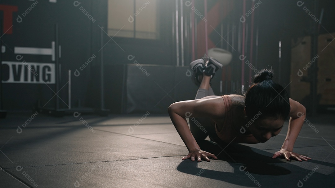 Exercício de mulher asiática ativa no ginásio