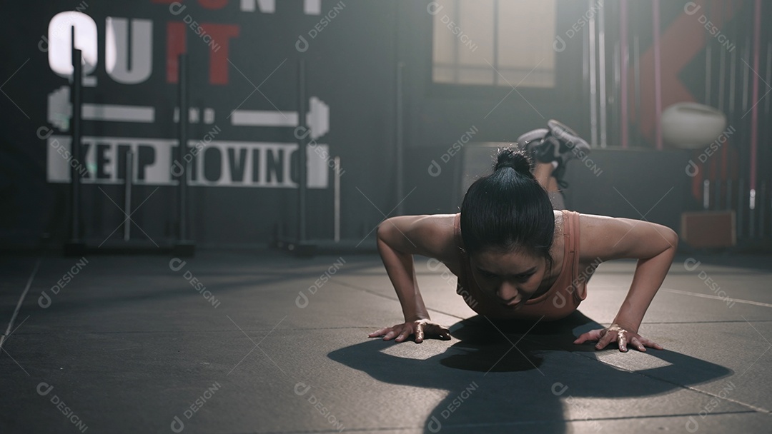 Exercício de mulher asiática ativa no ginásio