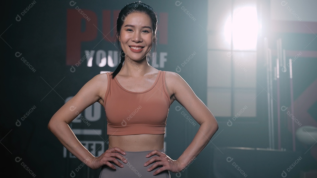 Retrato de mulher asiática sorrindo na academia