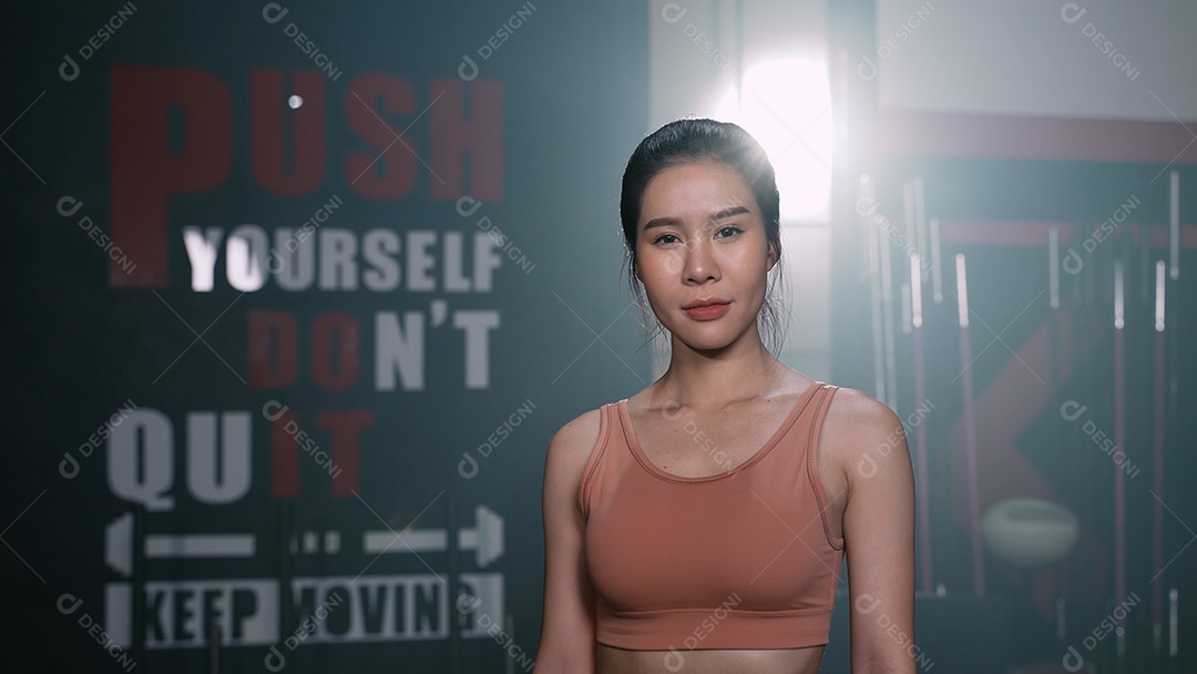 Retrato de mulher asiática sorrindo na academia