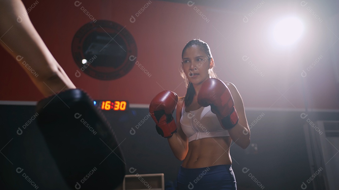 Exercício de boxe na academia de ginástica