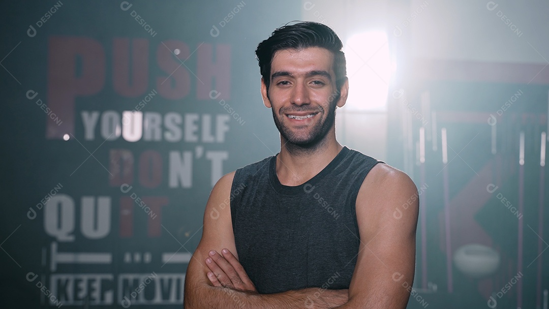 Homem fitness sorrindo em ginásio
