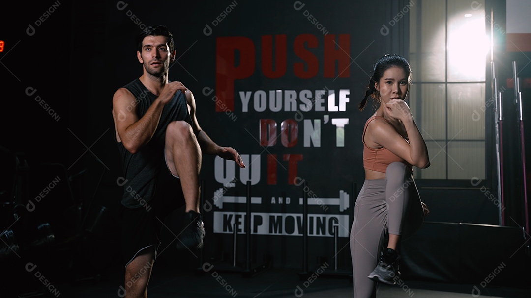 Casal esportivo Cardio exercício queimando calorias