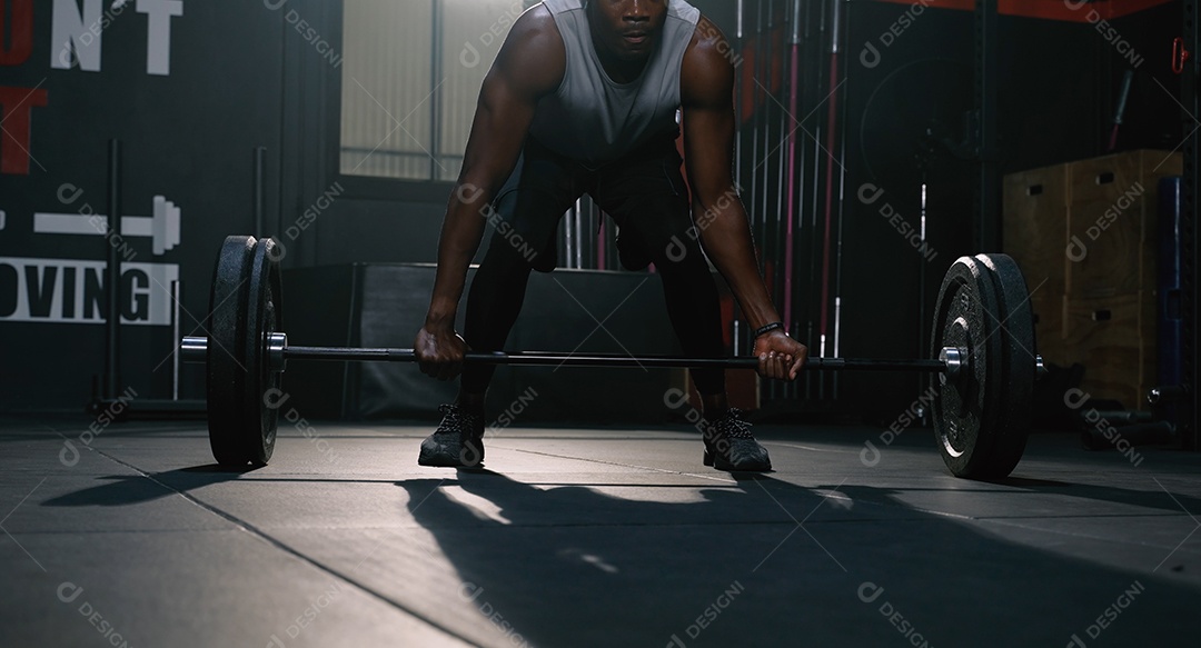 Atleta fazendo exercícios com barra