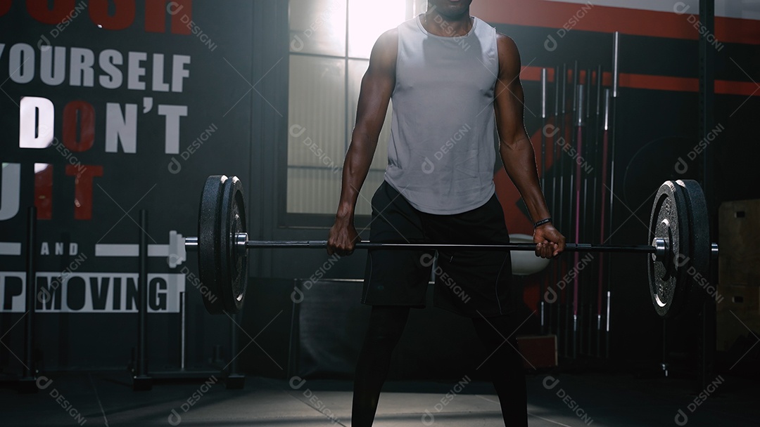 Atleta fazendo exercícios com barra