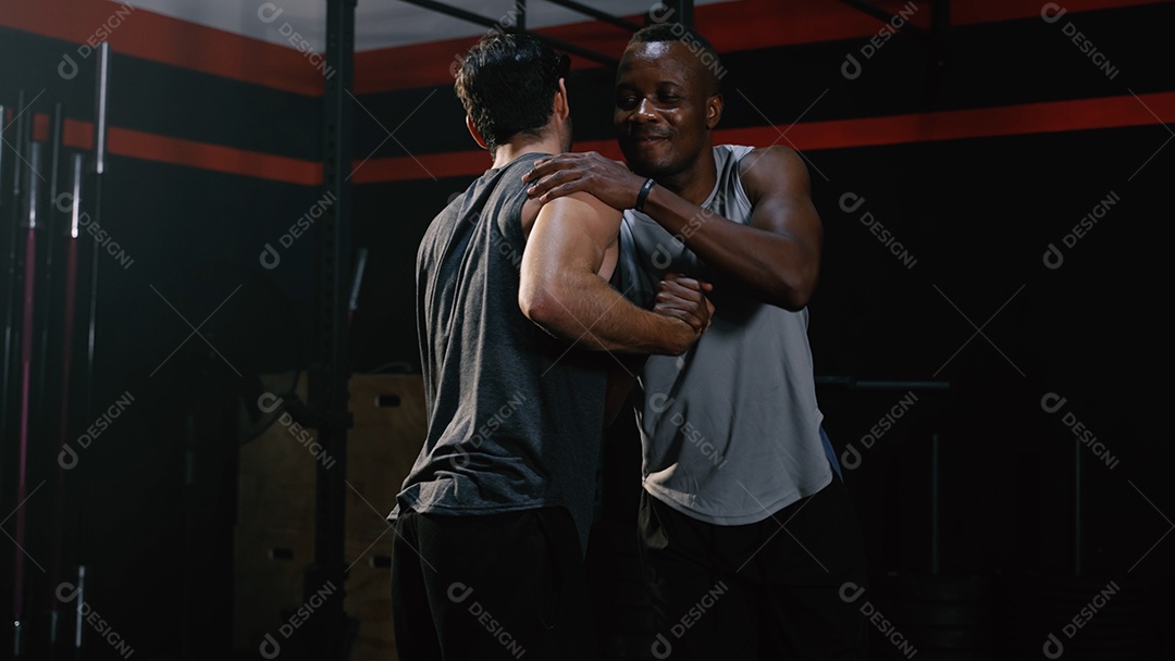 Exercícios de homens treinador e atleta