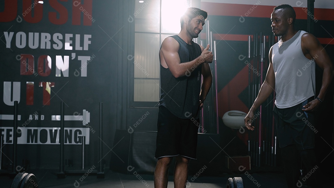 Exercícios de homens treinador e atleta