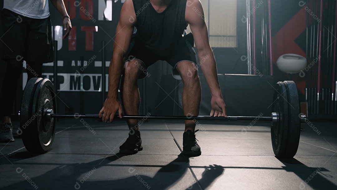 Atleta fazendo exercícios com barra