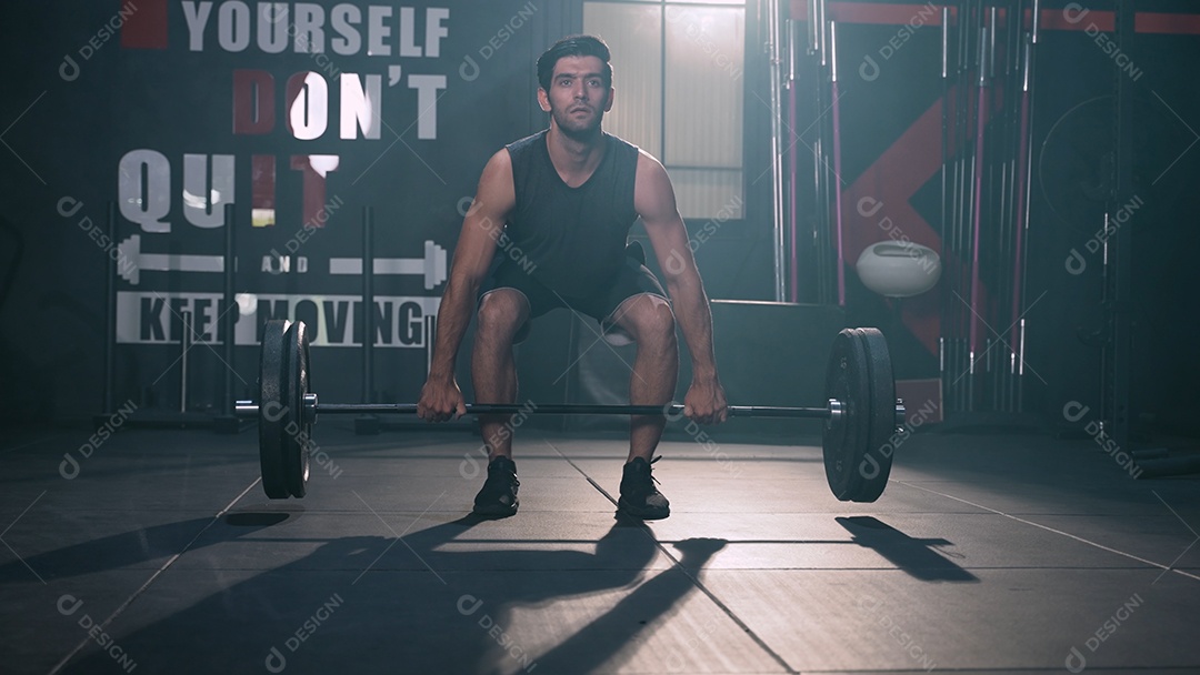 Atleta fazendo exercícios com barra