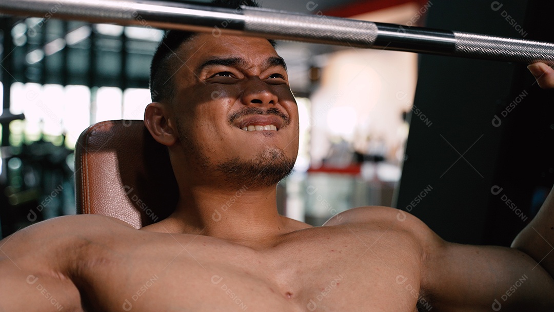 Homem fazendo exercícios na academia, levantando barra