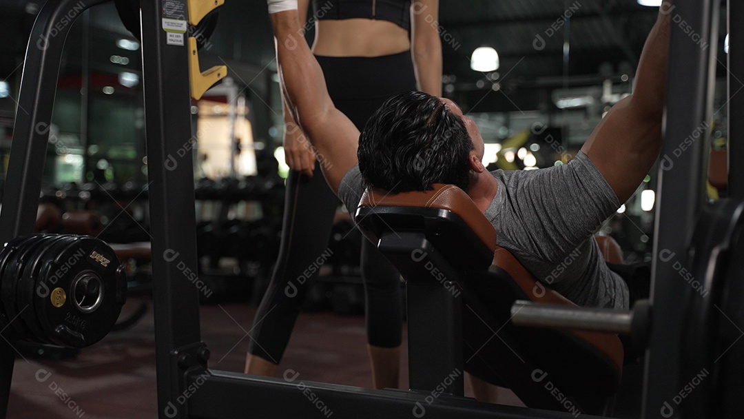 Treinador mostrando treino para mulher fitness