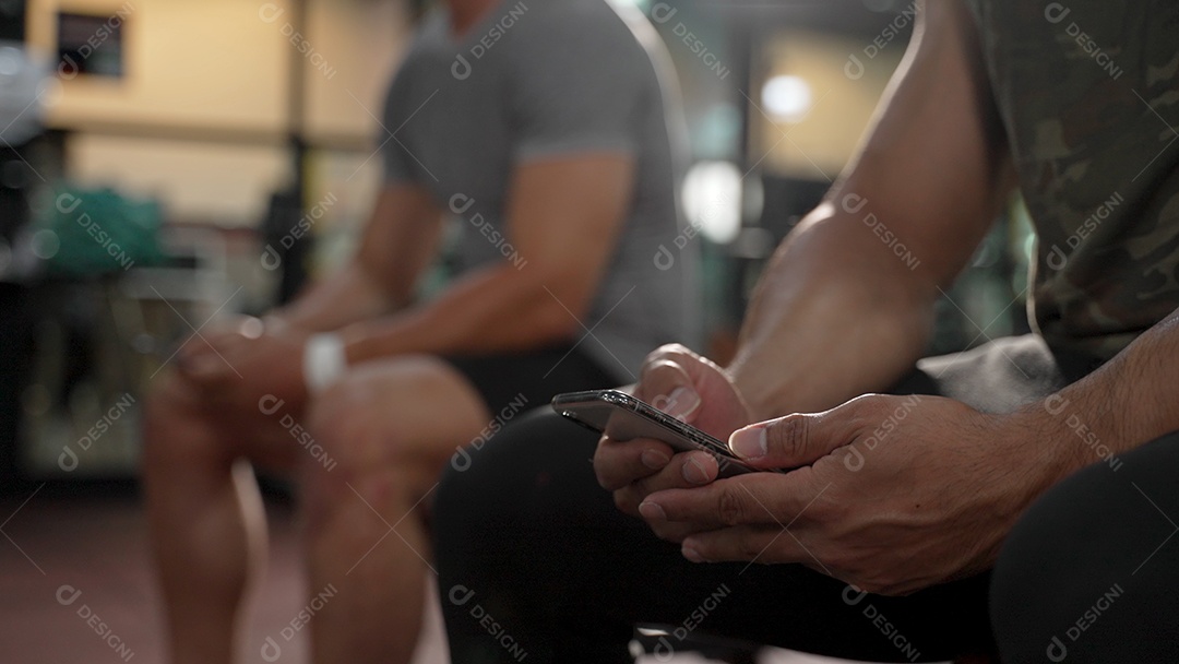 Membro da academia de ginástica usando treino de planejamento de tecnologia de smartphone