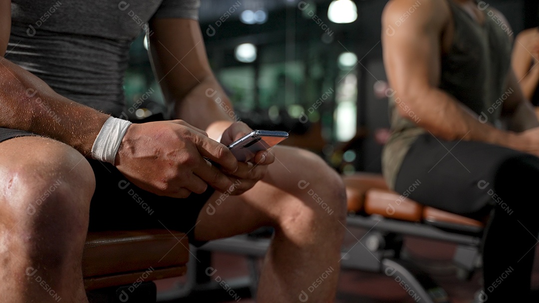 Membro da academia de ginástica usando treino de planejamento de tecnologia de smartphone