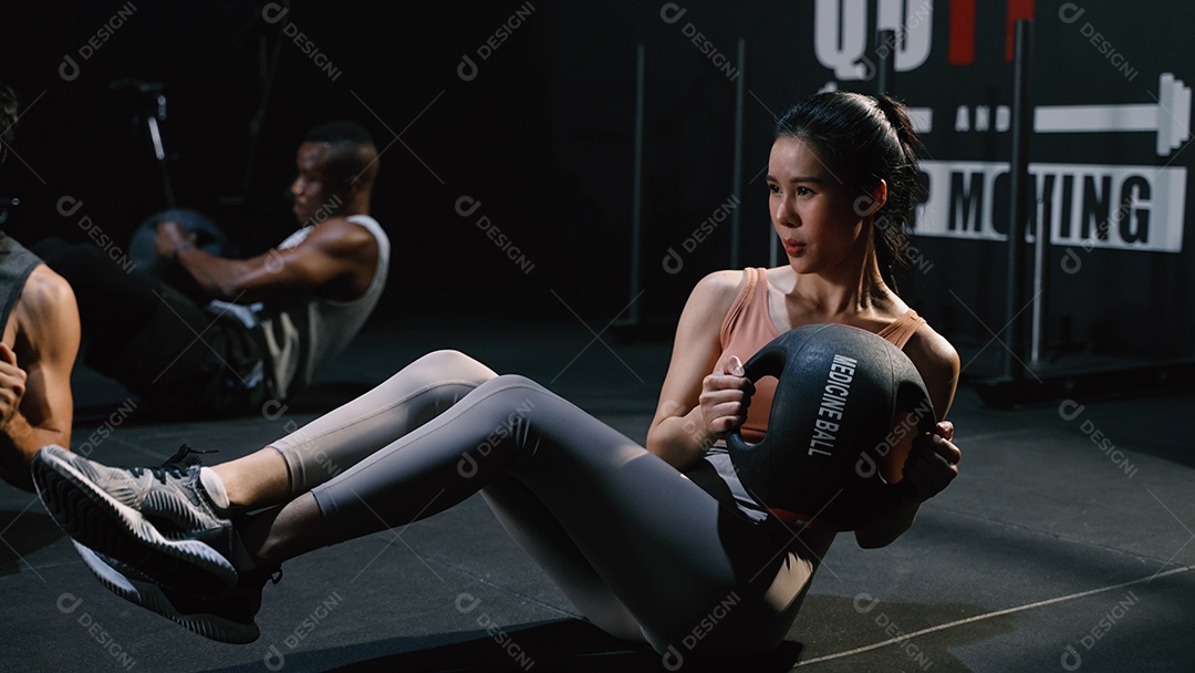 Mulher asiática esportiva fazendo exercícios