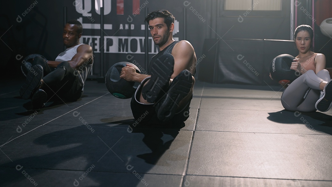 Grupo de atletas fazendo Cardio se exercitando e  queimando Calorias