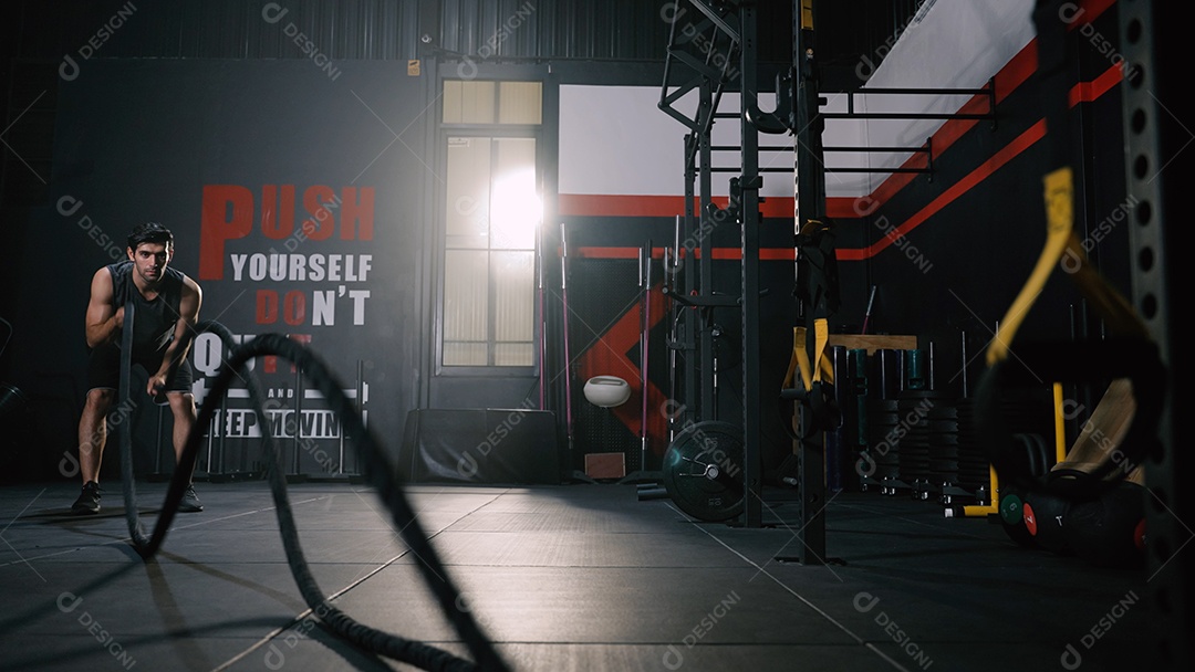 Homem esportivo com treinamento de corda de batalha