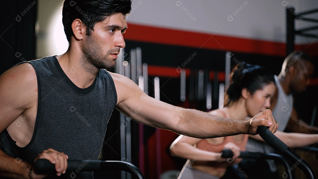 Atleta Grupo Desportivo Exercício Cardio Queima de Calorias no Ginásio
