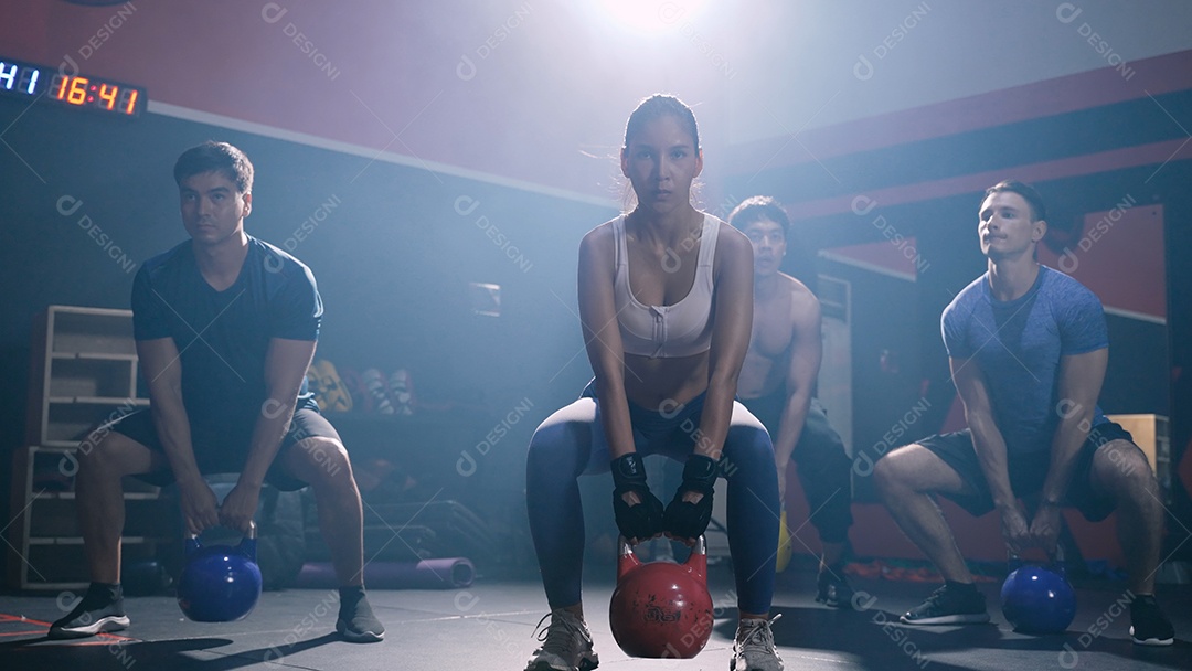 Atleta Grupo Desportivo Exercício Cardio Queima de Calorias no Ginásio