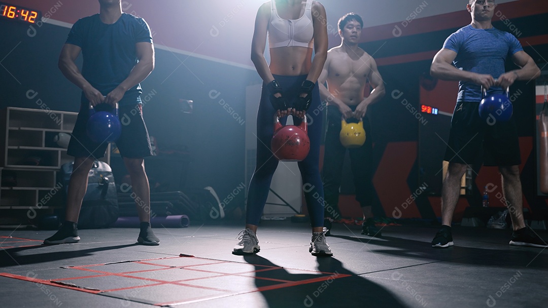 Atleta Grupo Desportivo Exercício Cardio Queima de Calorias no Ginásio