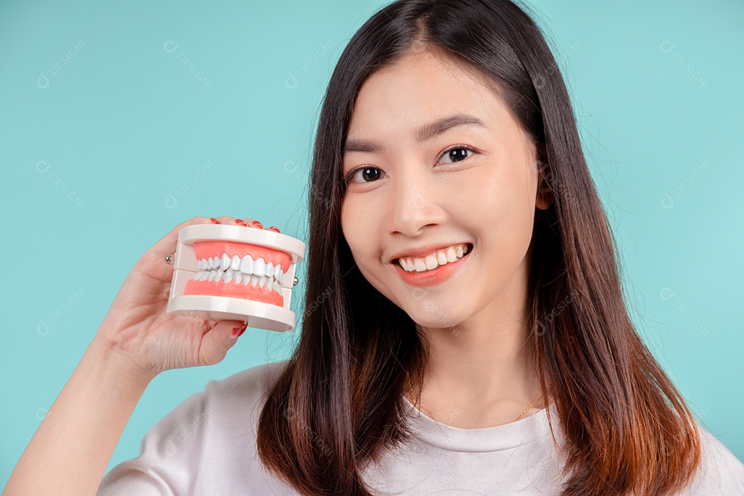 Sorriso bonito dental da jovem mulher asiática com aparelho retentor