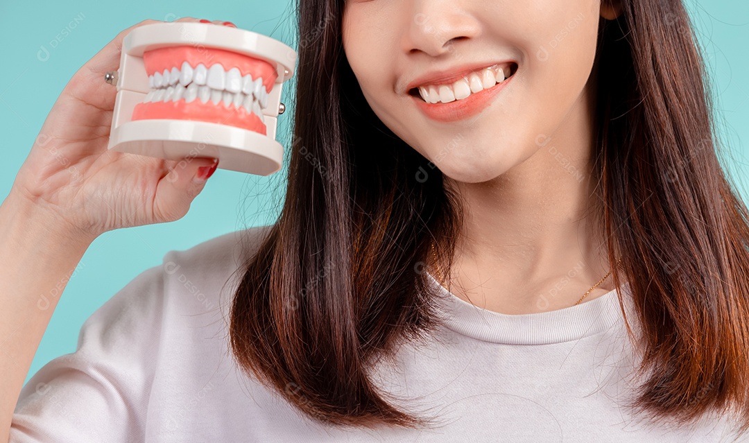 Sorriso bonito dental da jovem mulher asiática com aparelho retentor