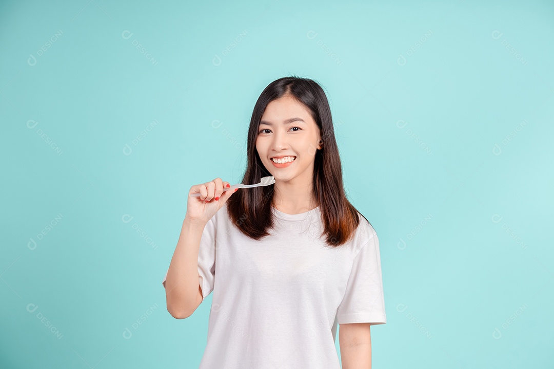 Sorriso bonito dental da jovem mulher asiática com aparelho retentor