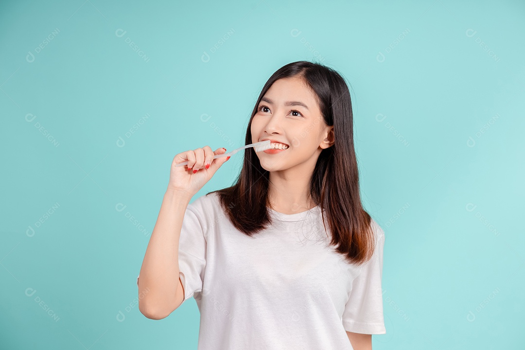 Sorriso bonito dental da jovem mulher asiática com aparelho retentor